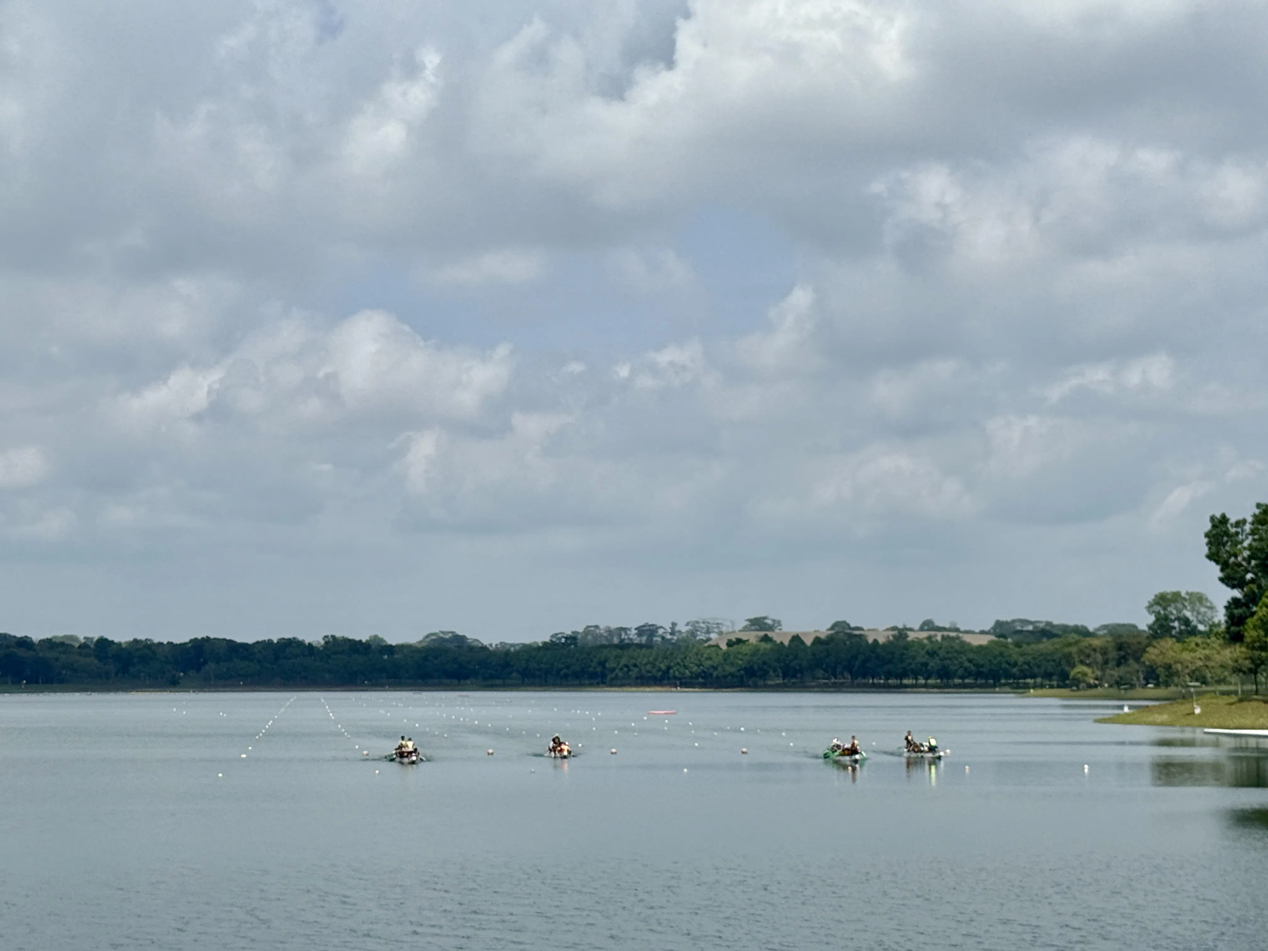 勿洛蓄水池集合龙舟、皮划艇等多种水上休闲活动。（陈映蓁摄）