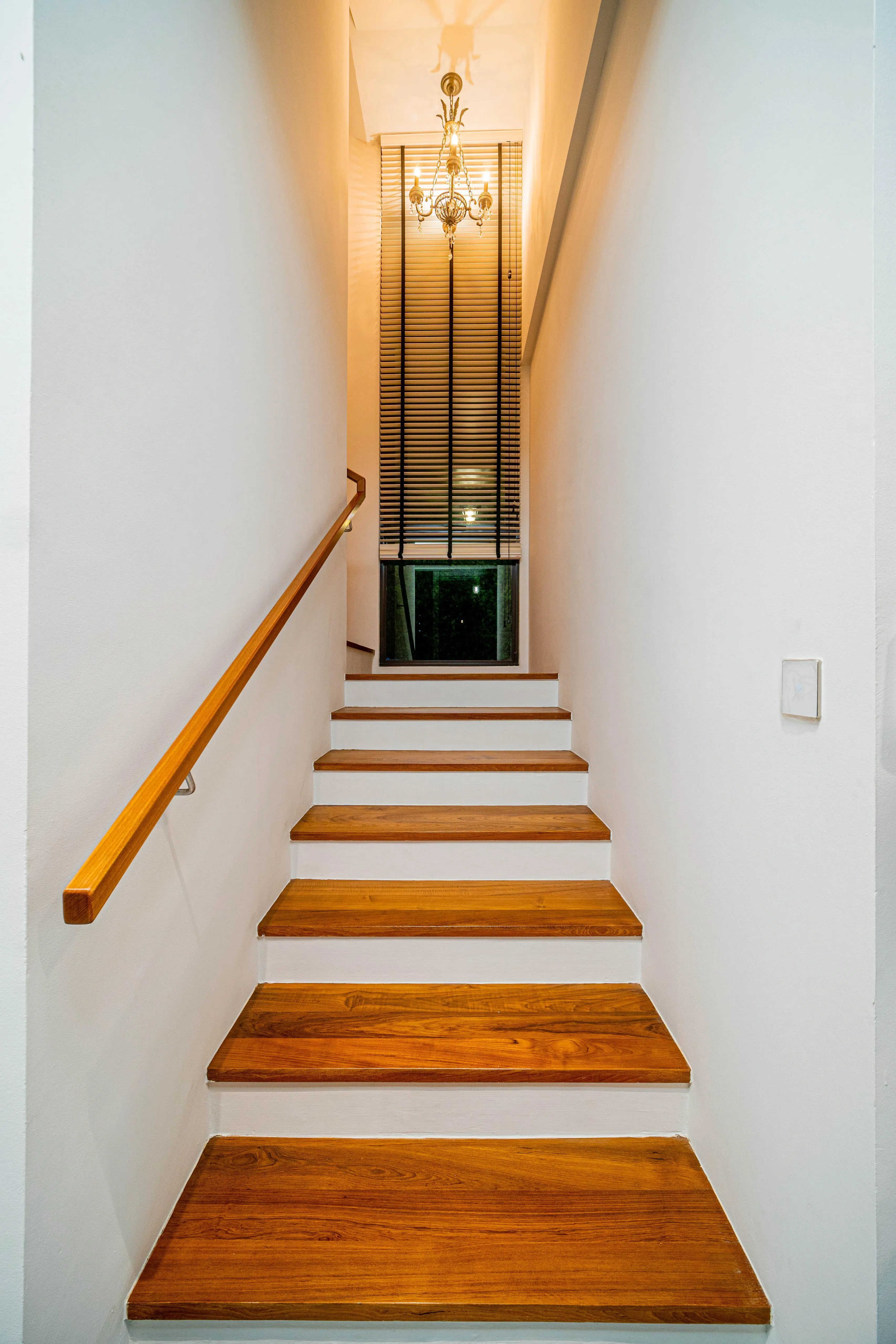 楼梯的水晶吊灯，为空间增添华丽感。（陈秀环提供）