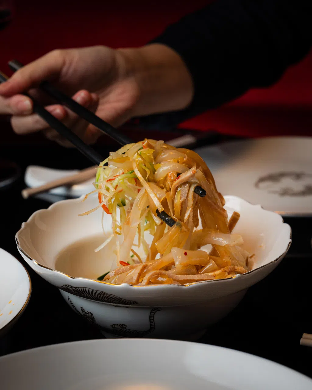 芥末黑豚，用川椒风味腌制猪肉，以西式油封法烹煮猪肉，搭配粉皮吃。（餐馆提供）