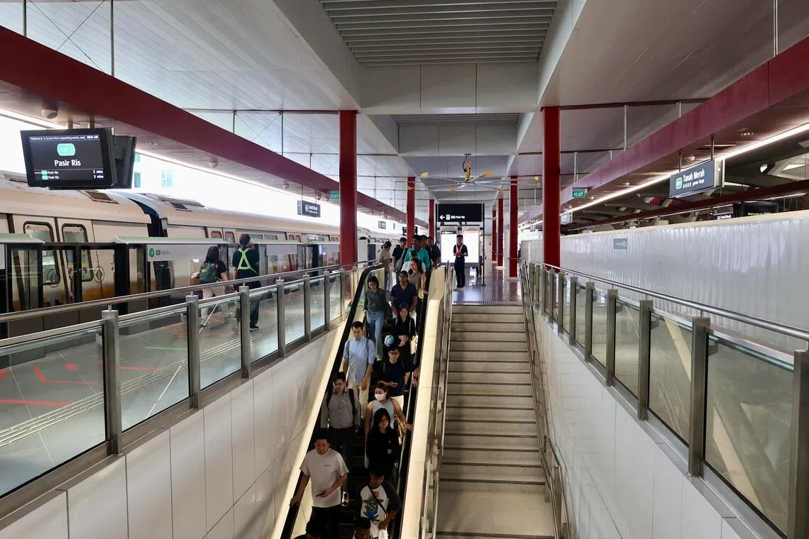 丹那美拉站新月台星期一启用，乘客从机场或博览方向抵站后，须先下到转换层，再前往新月台继续行程。（邬福梁摄）