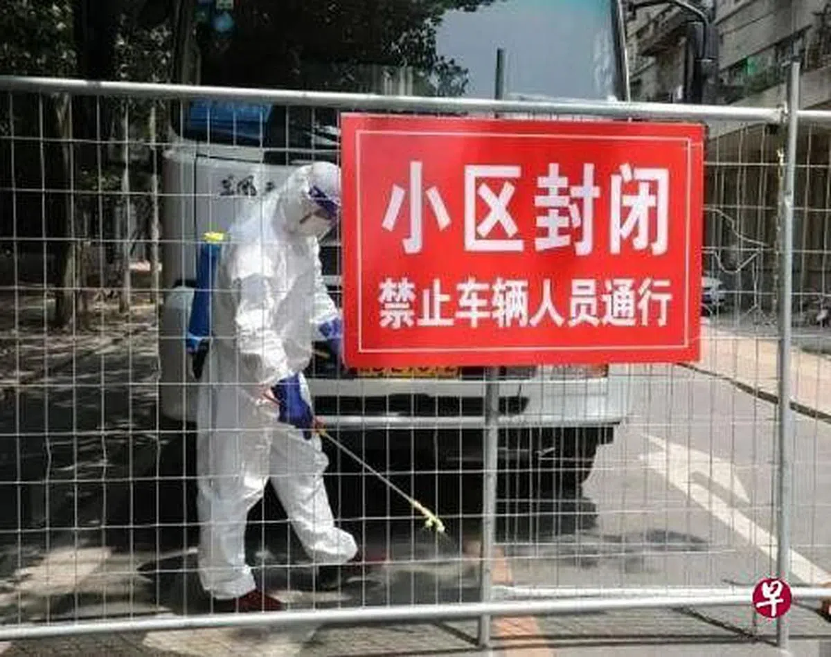 云南瑞丽已经断断续续封城一年。图为防疫人员去年3月在瑞丽一小区消毒。（互联网）