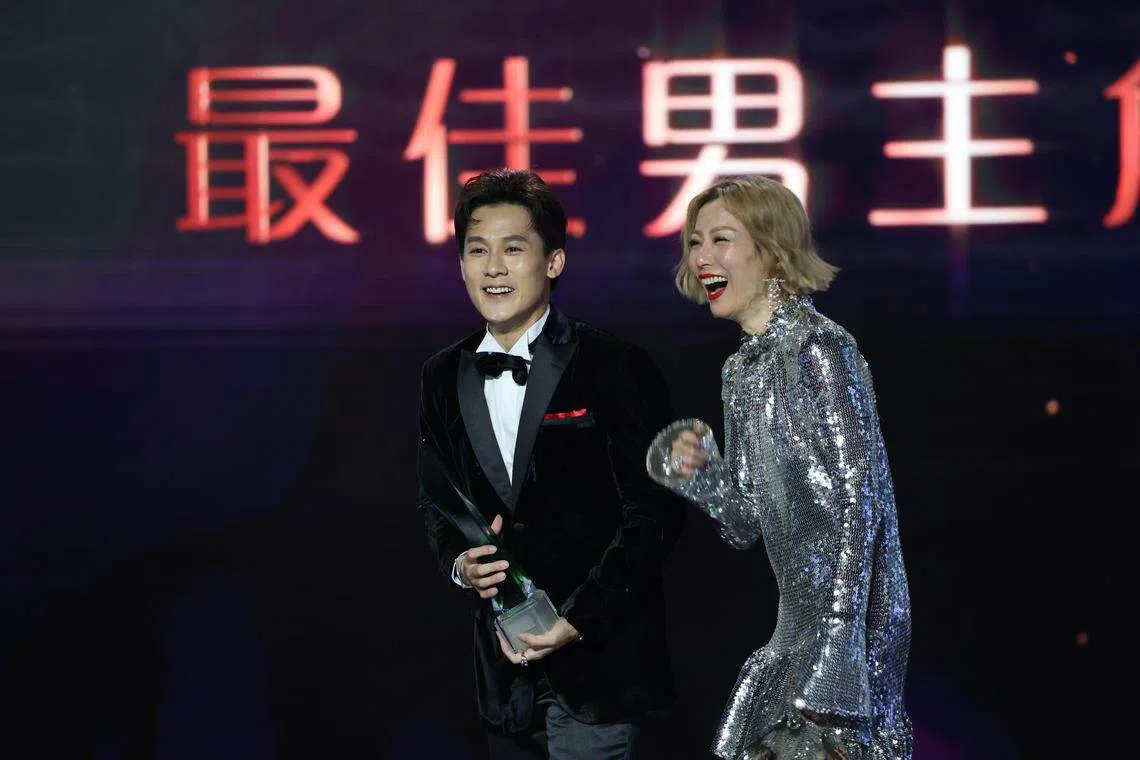 许瑞奇（左）要求跟郑秀文合照，造就本届红星颁奖礼的最后高潮。（新传媒提供）