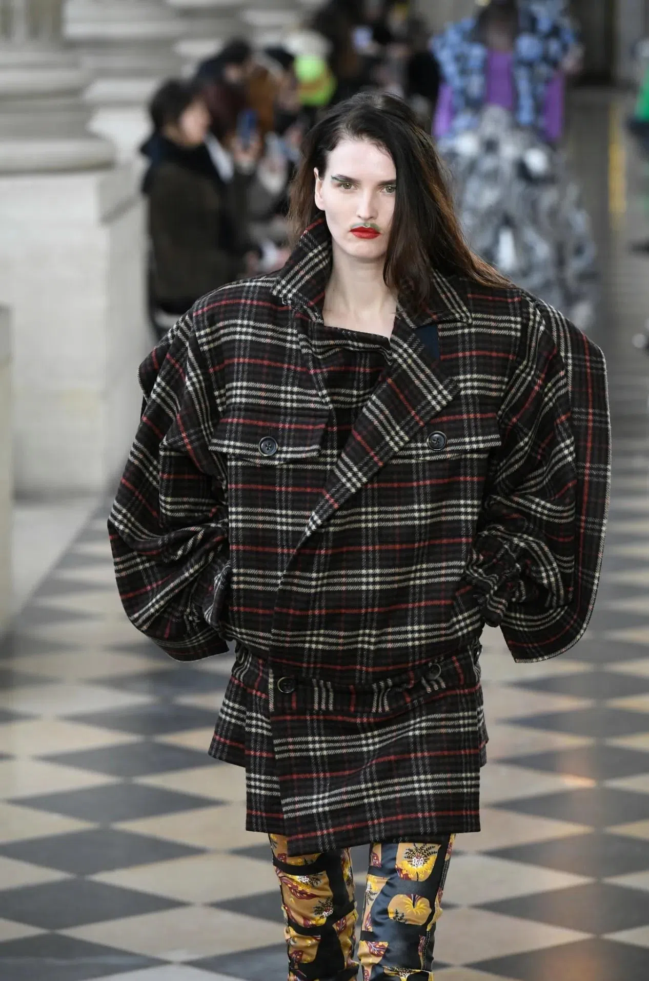 Vivienne Westwood的2023秋装展示了夸张的肩袖设计。（取自wwd.com）