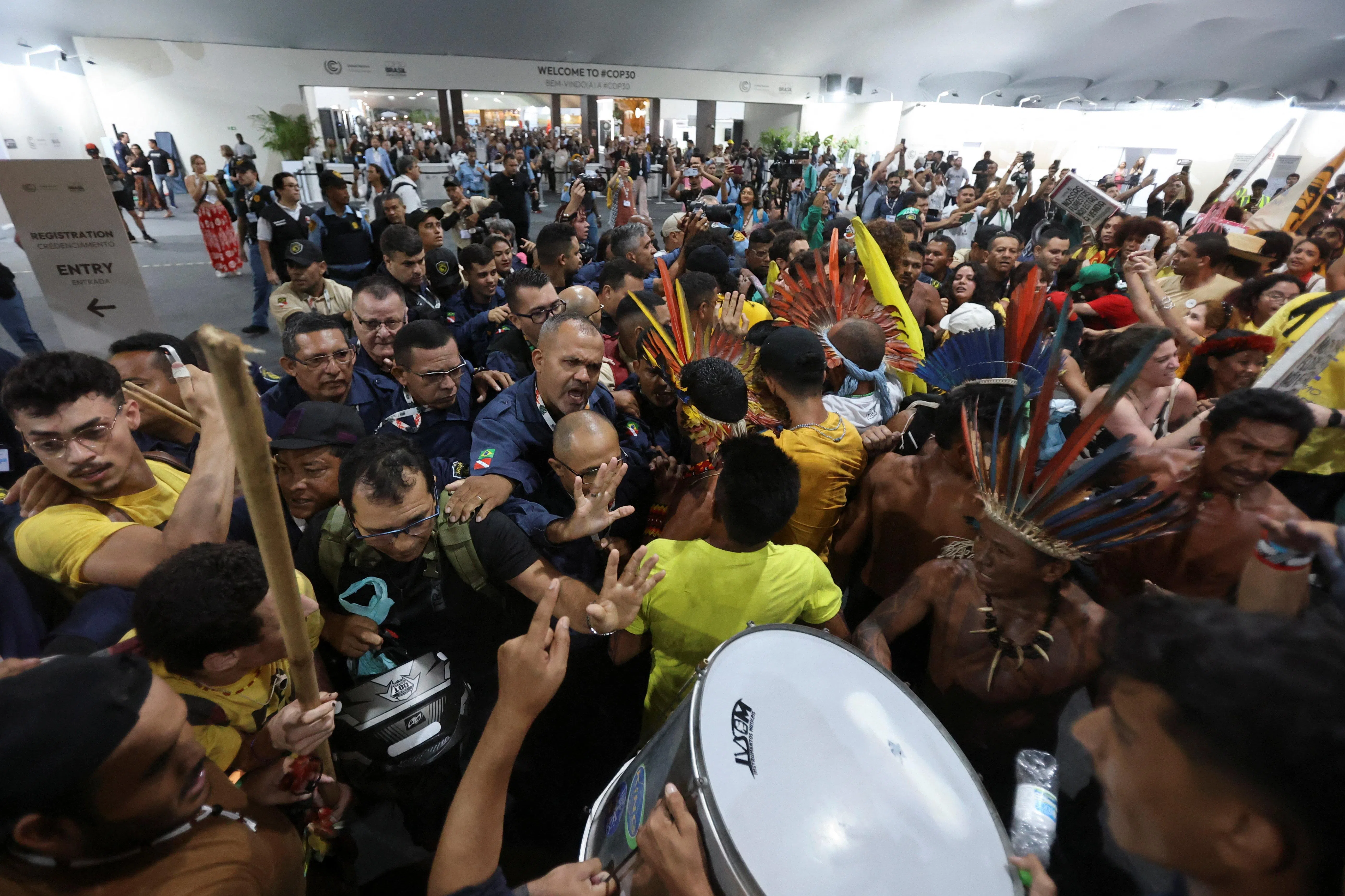 包括原住民在内的示威者在贝伦时间星期二傍晚硬闯COP30会场，并与保安发生肢体冲突，场面混乱。（路透社）