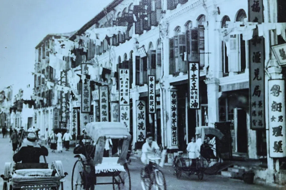 华安药行早年位于牛车水宝塔街，当时随处可见的人力车，早已消失匿迹。（受访者提供）