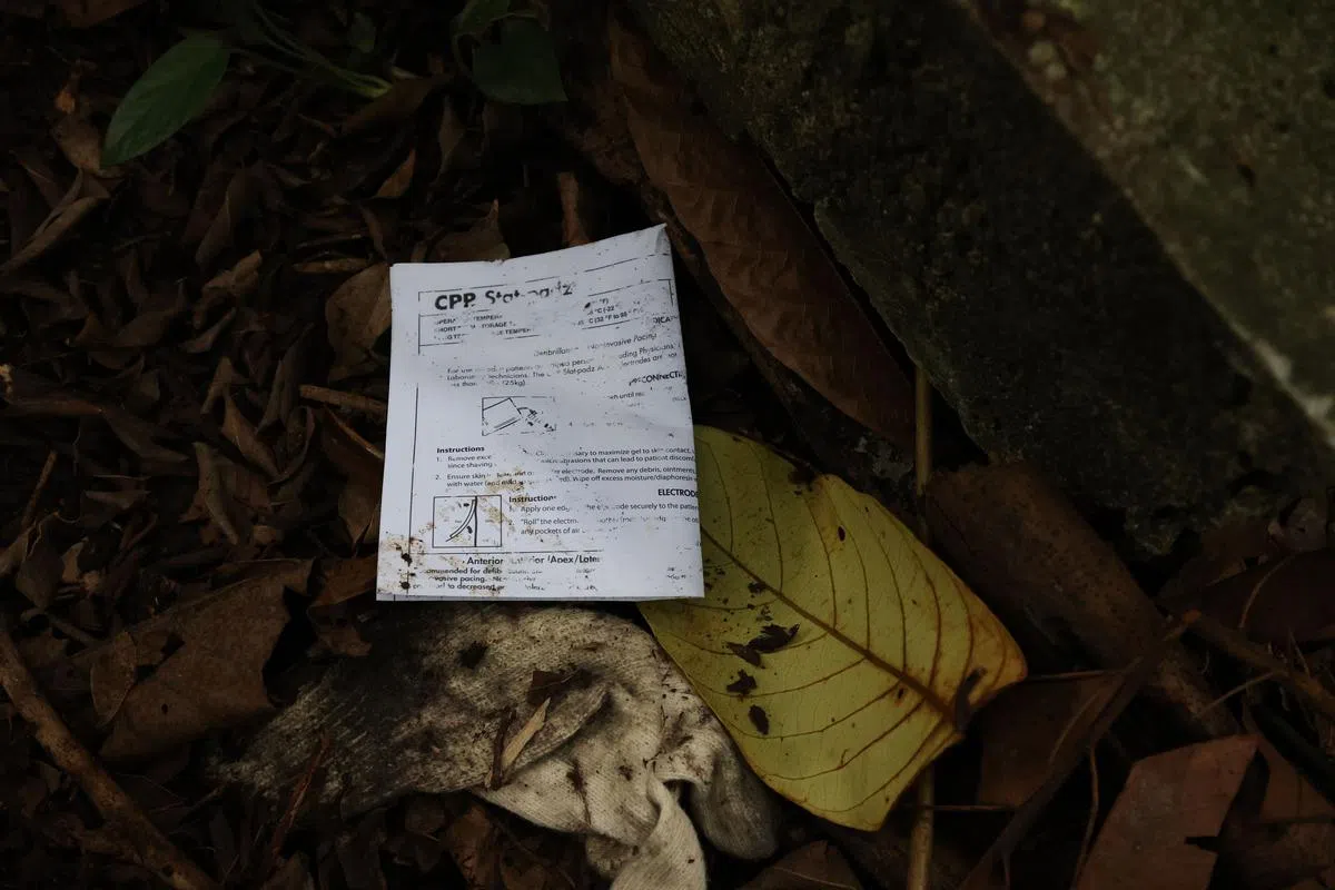 在事发现场留下的一个自动心脏除颤器使用手册。一般相信，在场的人曾在事发后，曾尝试给予死者急救。（梁麒麟摄）