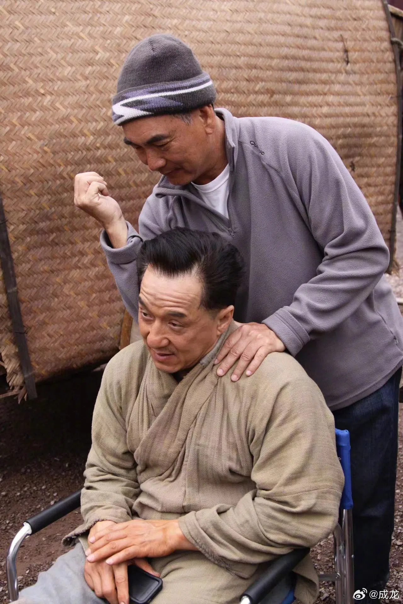 成龙（前排）与元奎并肩合作了多部电影。（取自成龙微博）