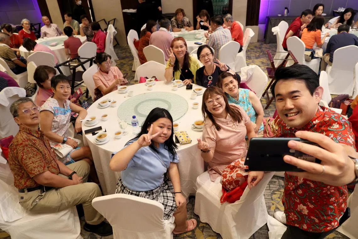 宾客跟主持人刘永健（右）合照。（龙国雄摄）