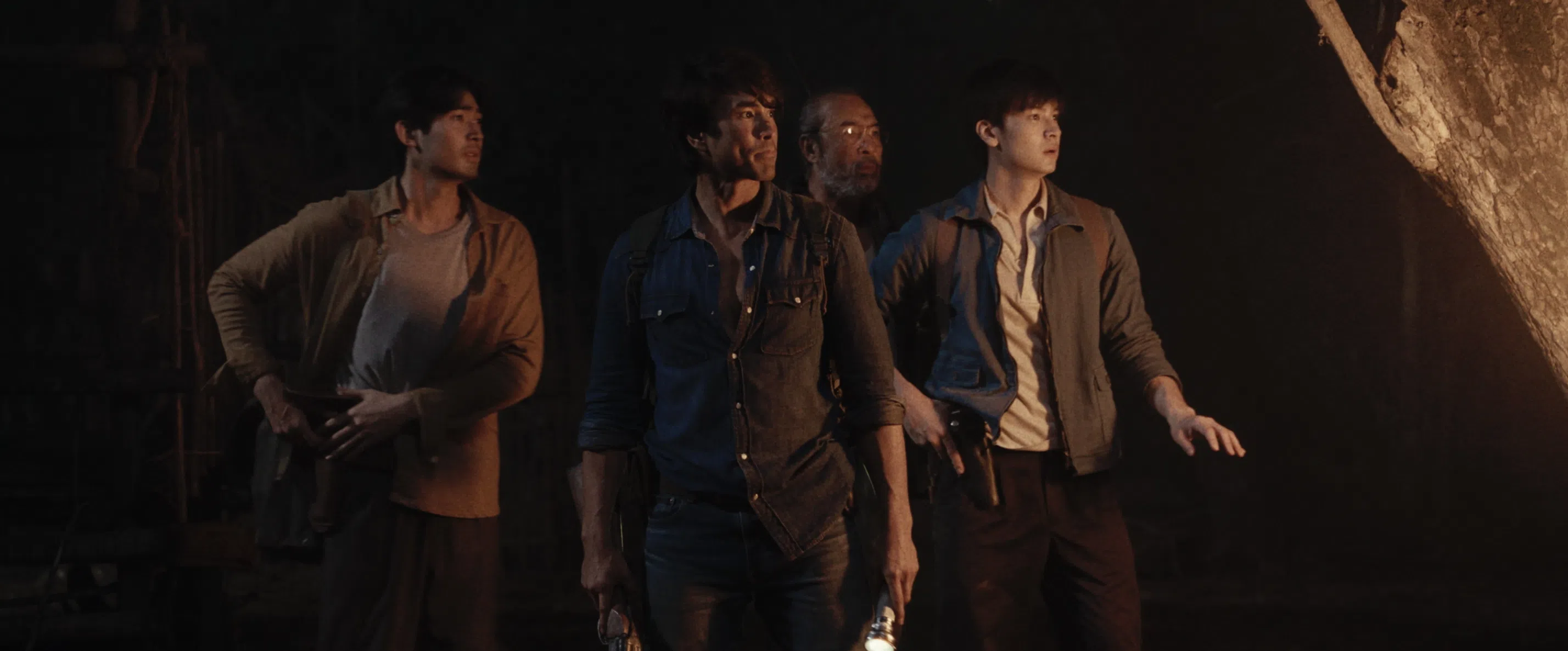 泰国男星Nadech Kugimiya（前排中）在第三部《噬魂灵声》继续当英雄人物。（嘉华院线提供）