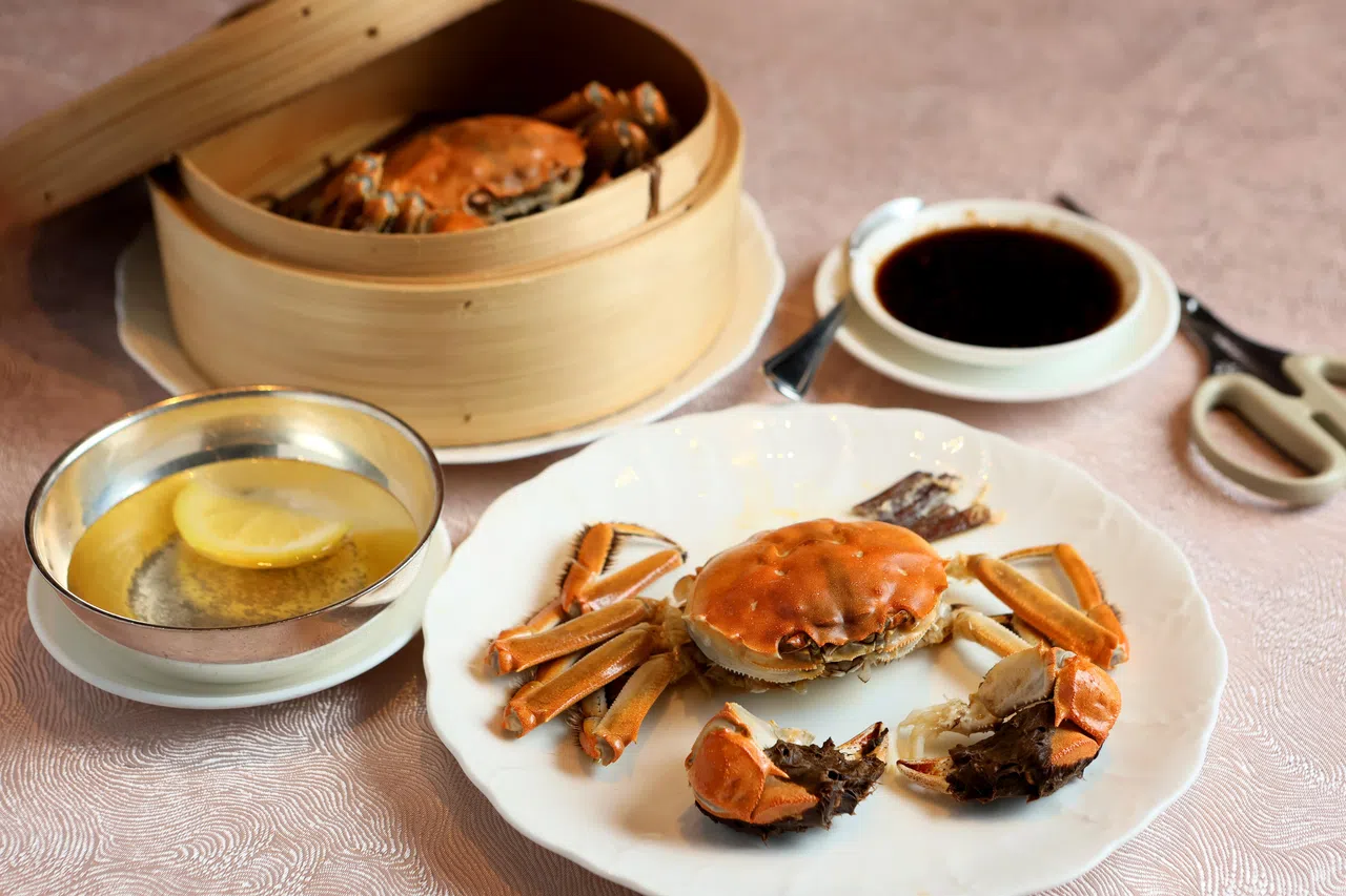 中餐馆李白的清蒸大闸蟹，配有自制的酱醋。（龙国雄摄）