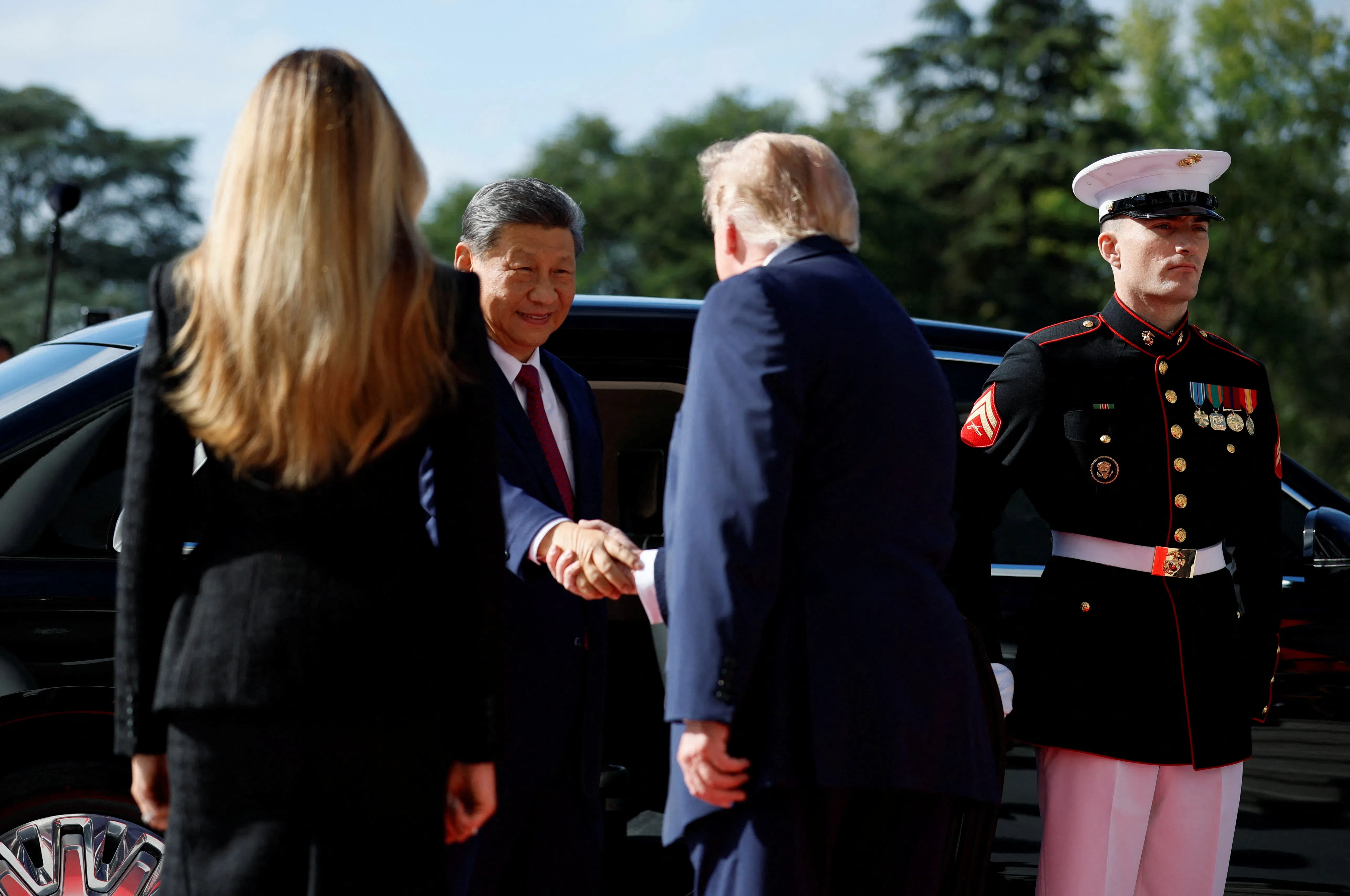 中国国家主席习近平（左二）与夫人彭丽媛（不在图中）当地时间星期四（9月24日）上午10时零5分乘坐车抵达白宫，美国总统特朗普（右二背对镜头者）与第一夫人梅拉尼娅（左一背对镜头者）在白宫南门廊迎接。习近平下车后，特朗普上前与他握手简短寒暄。（路透社）