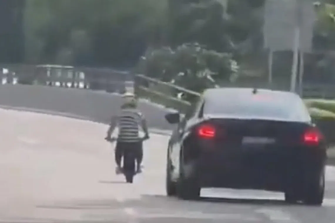 视频画面显示，男子频频切换车道。（网络视频截图）
