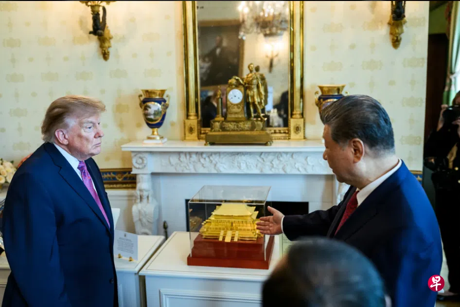 美白宫花絮照显示习近平赠特朗普金色太和殿模型