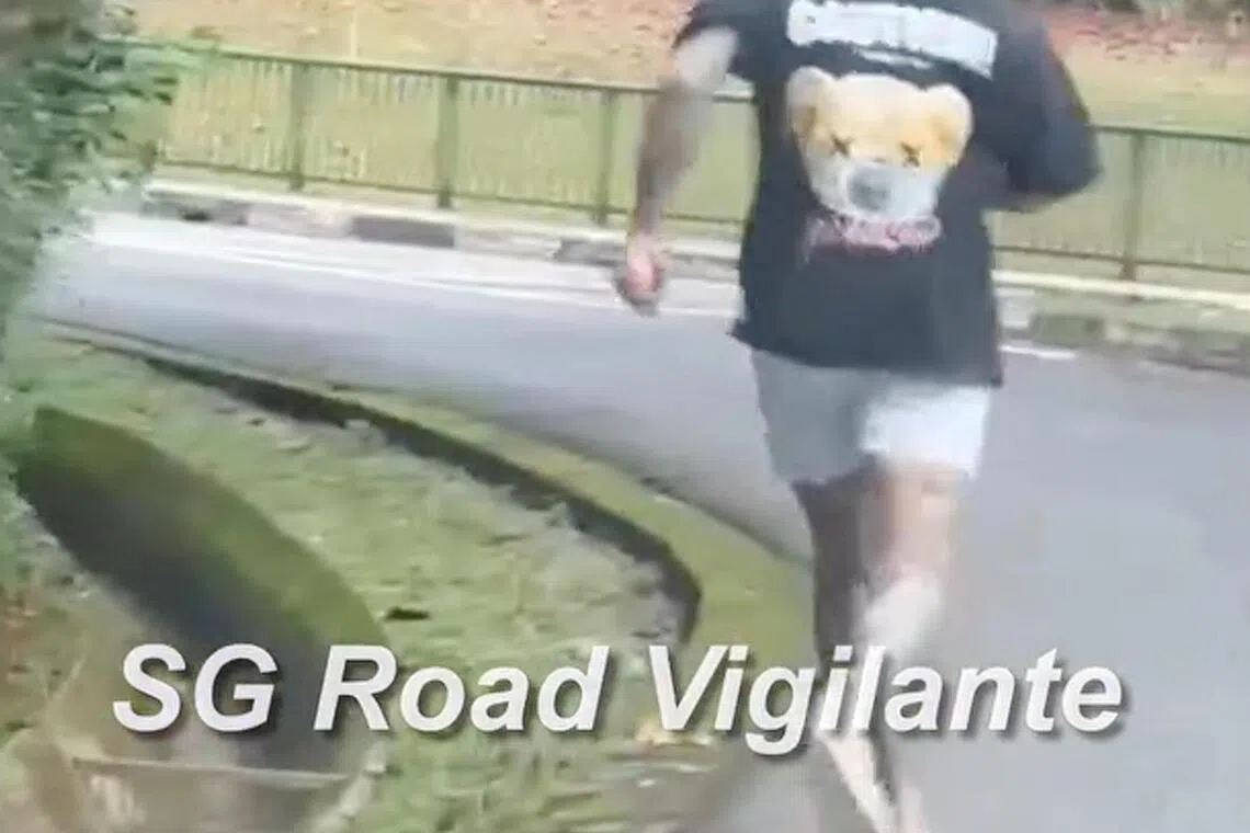 身穿黑色T恤，腿上和手臂上都有刺青的肇事驾驶，目前仍下落不明。（取自SGRV脸书）