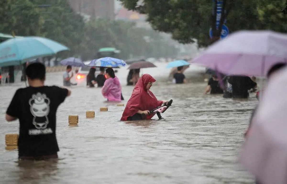 这次暴雨洪灾，除了验证城市基础设施在抵御自然灾害上的脆弱性外，也对当地部门应急救灾的反应能力和管理能力提出了考验。（路透社）