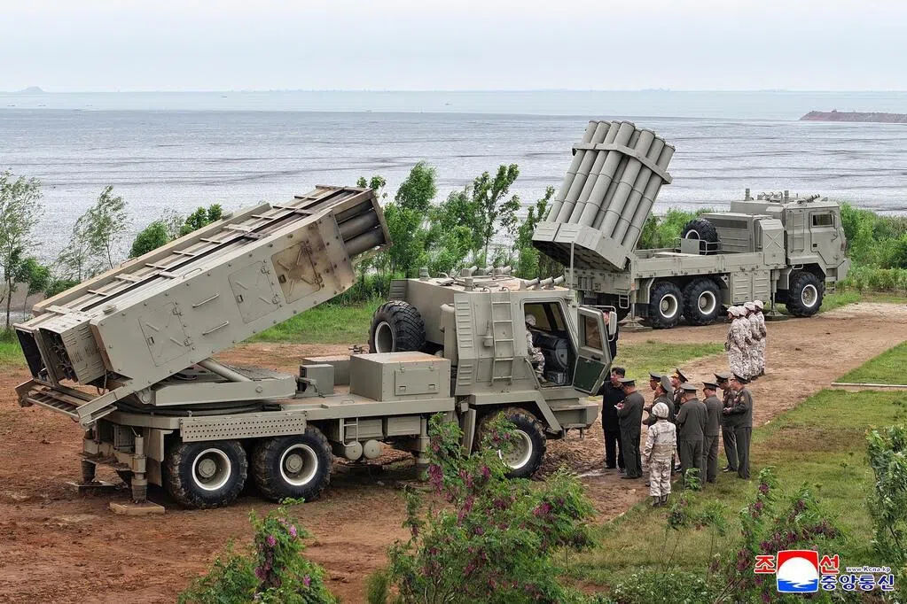 金正恩观摩朝鲜国防科研机关重要武器试验