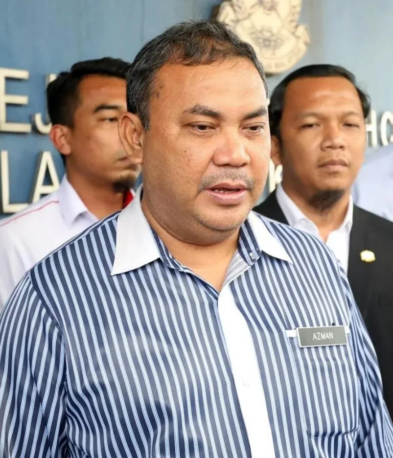 马国首相安华的政治秘书阿兹曼指控国盟一名资深国会议员企图收买支持安华的国会议员。（东方日报档案照片）