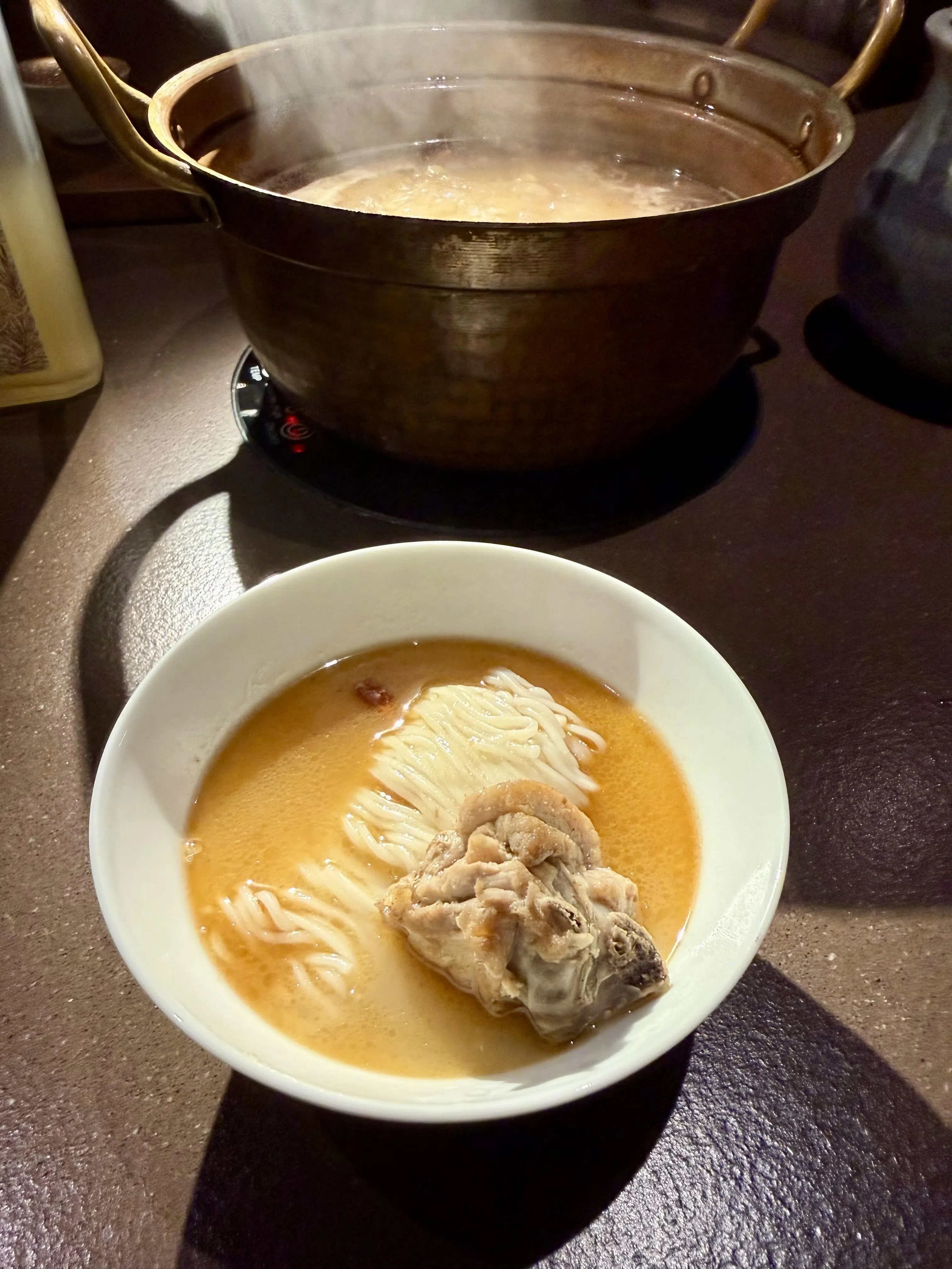 选定台湾麻油鸡汤为专属汤底后，开餐前先享用一碗麻油鸡面线暖胃。（叶晓虹摄）