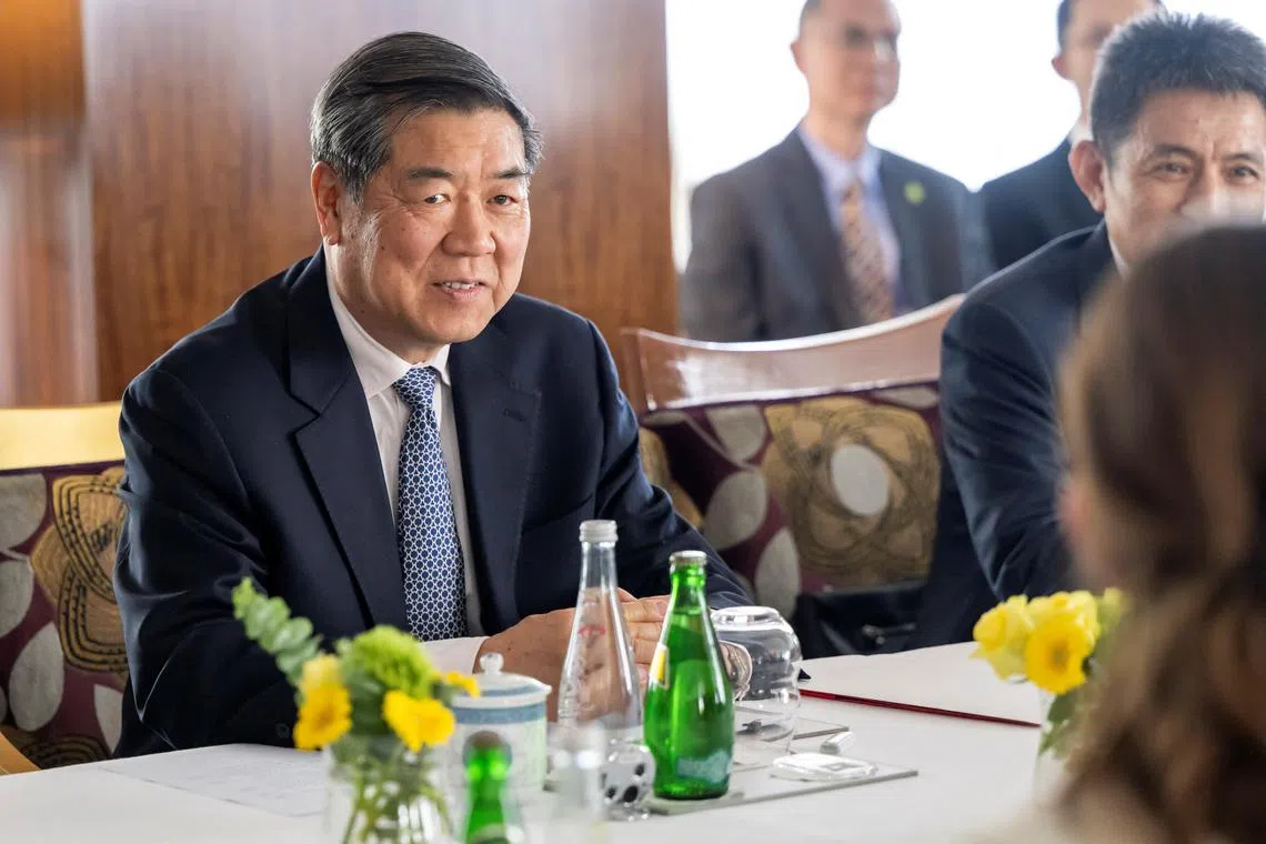 中美经贸中方牵头人、国务院副总理何立峰5月11日表示，在当前形势下，日内瓦会谈受到国际社会高度关注。经过双方共同努力，会谈富有成效，迈出了通过平等对话协商解决分歧的重要一步。（路透社）