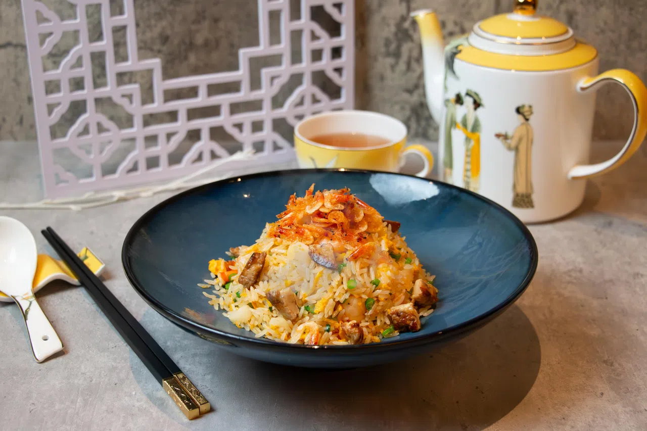 樱花虾鹅肝海鲜炒饭米饭加入樱花虾和鹅肝，为传统炒饭增添奢华风味。（酒店提供）