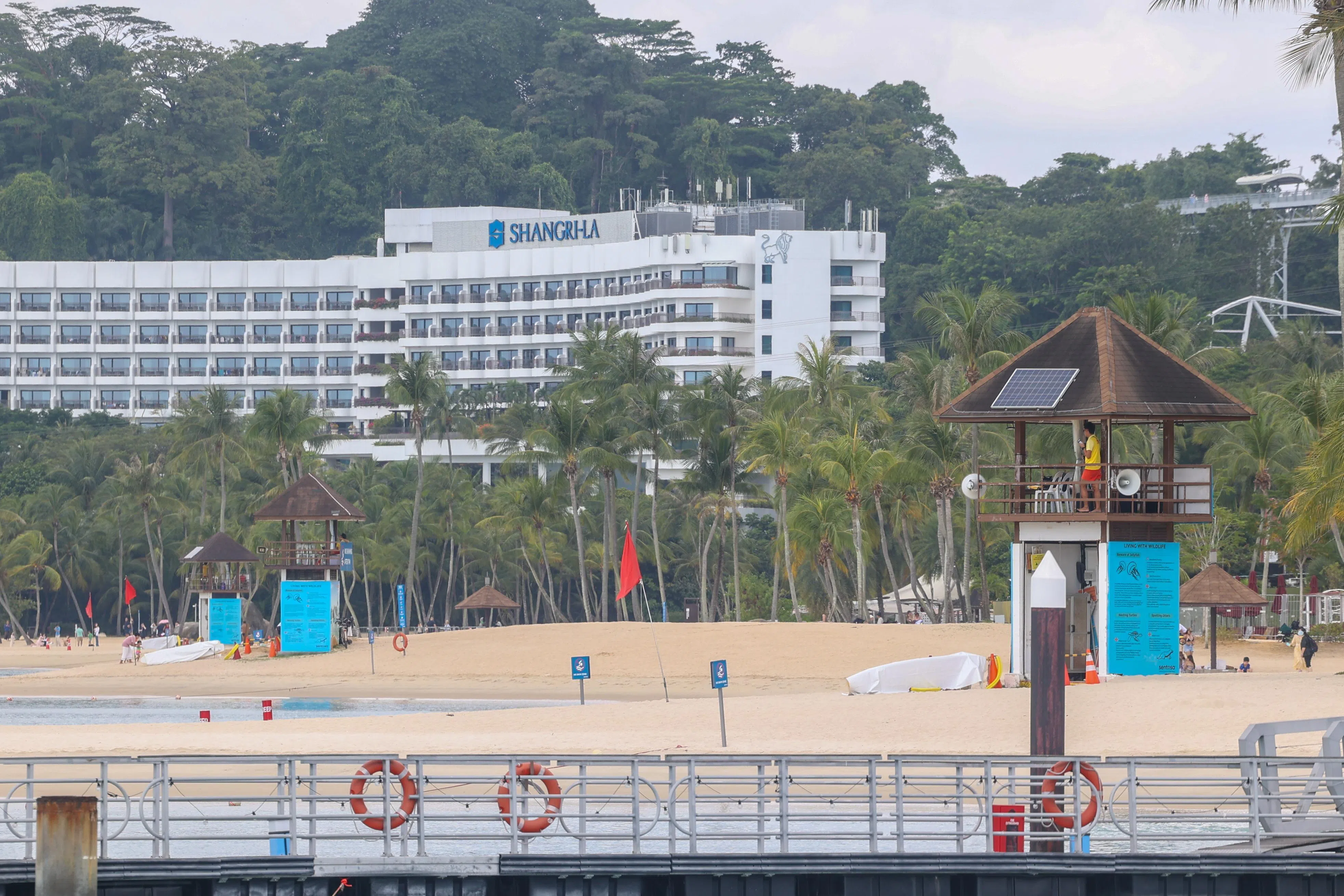 西乐索海滩、巴拉湾海滩和丹戎海滩暂时禁止进行游泳和皮划艇等水上活动，直到另行通知。（吴先邦摄）