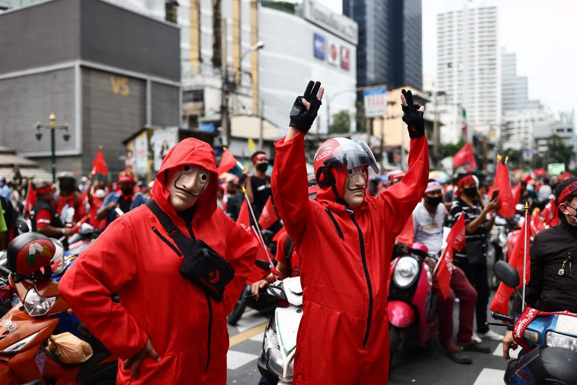 2021年9月，反政府示威者不满政府处理冠病疫情，在曼谷集会，促政府下台。（法新社）