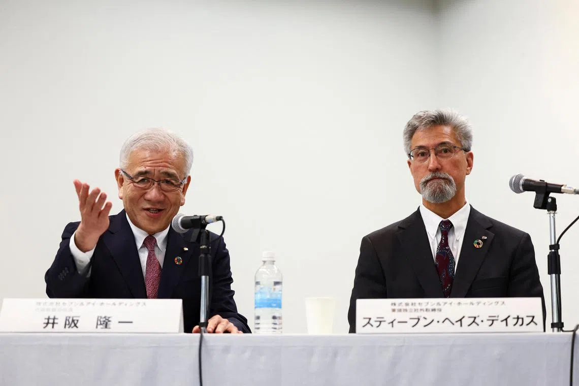 7-Eleven便利店运营商柒和伊控股宣布外部董事达克斯（右）将接替井阪隆一（左），出任首席执行官。（路透社）