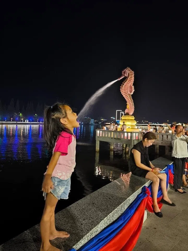 游客在海马雕像景点拍照时摆出的姿势，也和许多到鱼尾狮雕像拍照的游客摆出的姿势一样。（取自网络）