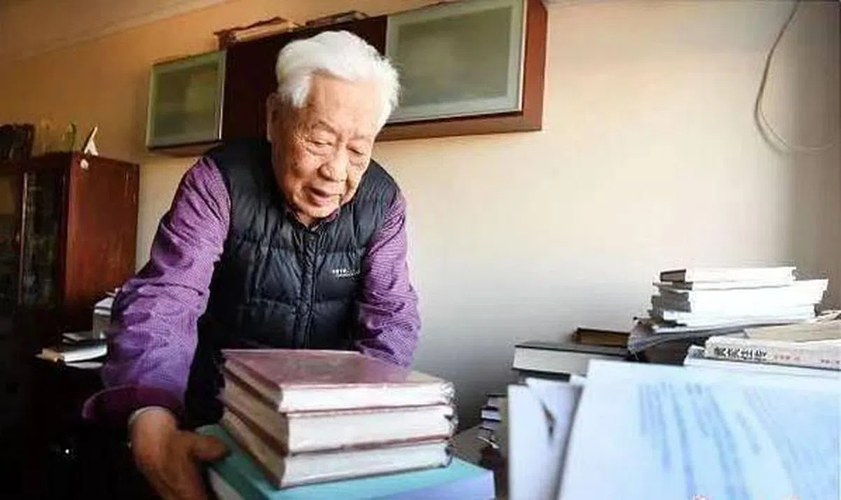 赵德馨去年底状告知网擅自收录其论文并收费，获赔70万元。图为赵德馨档案照。（互联网）