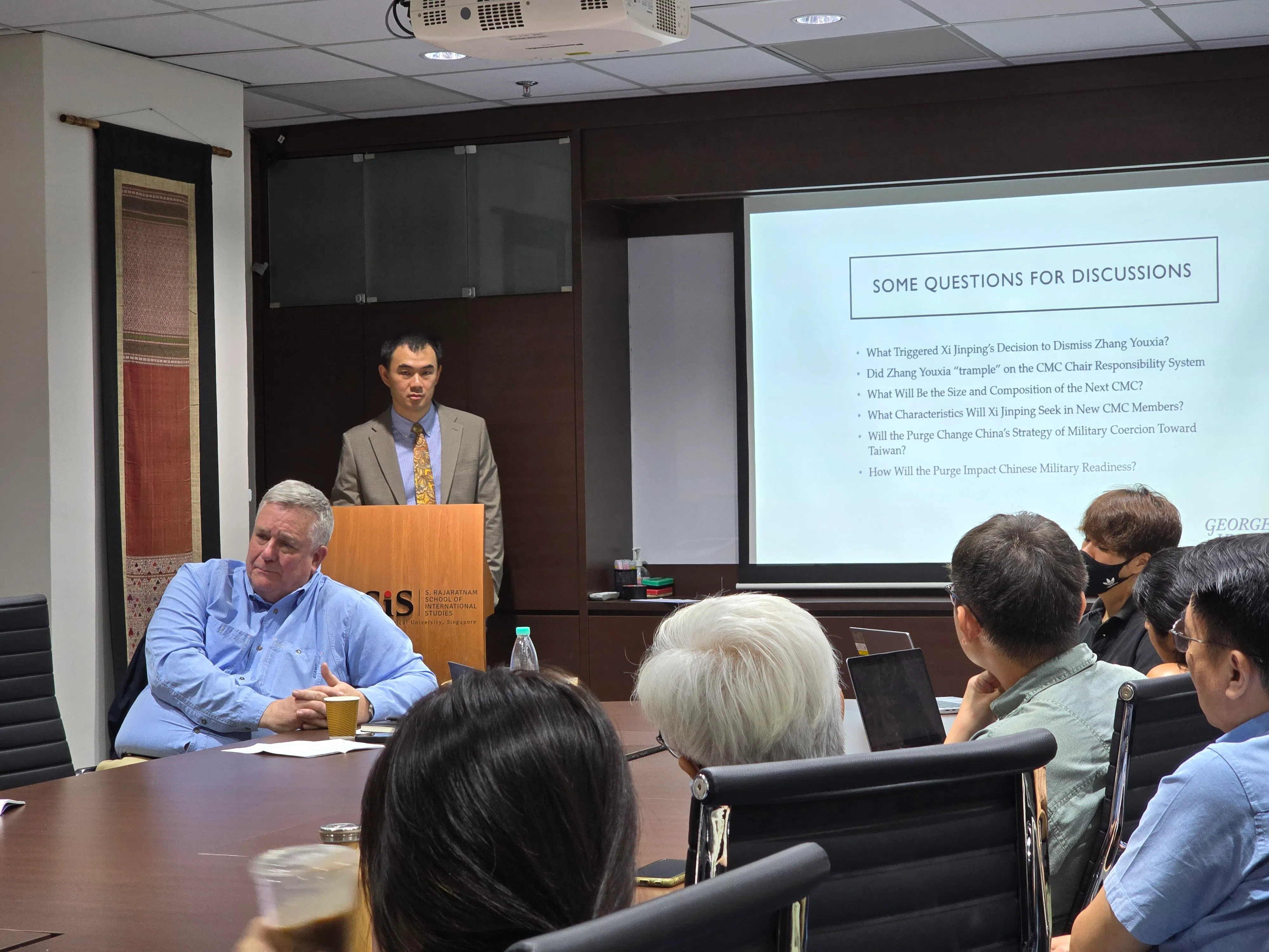 新加坡南洋理工大学拉惹勒南国际研究院星期一（2月23日）举行研讨会，由美国前国家安全委员会总统特别助理和东亚事务高级主任韦德宁（Dennis Wilder，左一）解读解放军领导层大换血的原因和后果。（王纬温摄）