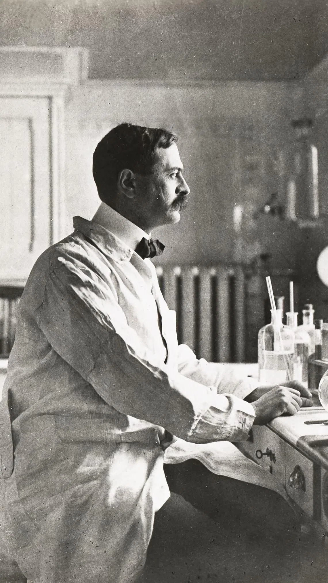 卡尔·兰德施泰纳在实验室里。（维基百科）