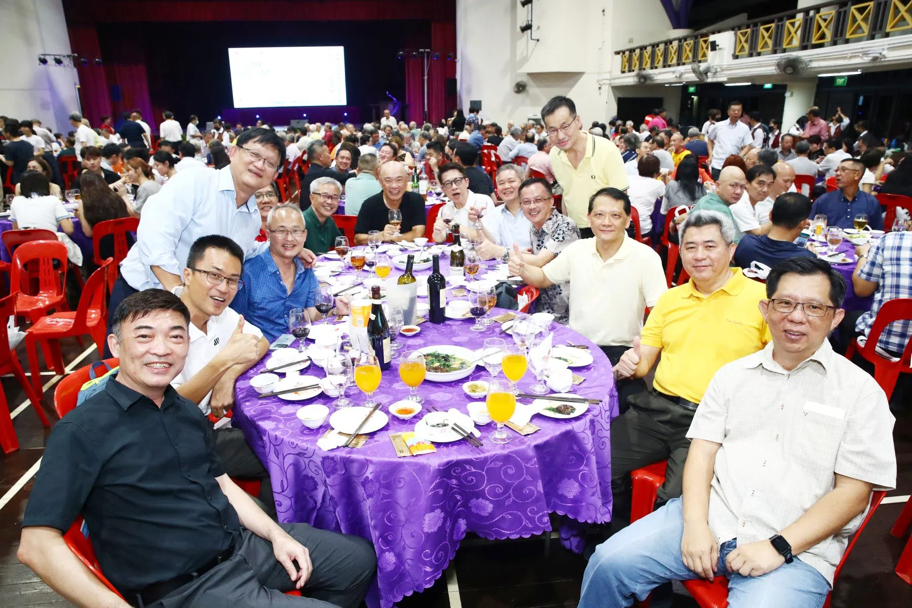 老同学见面总有聊不完的话题，干脆两桌拼一桌，把酒言欢，促膝长谈。（华中校友会提供）