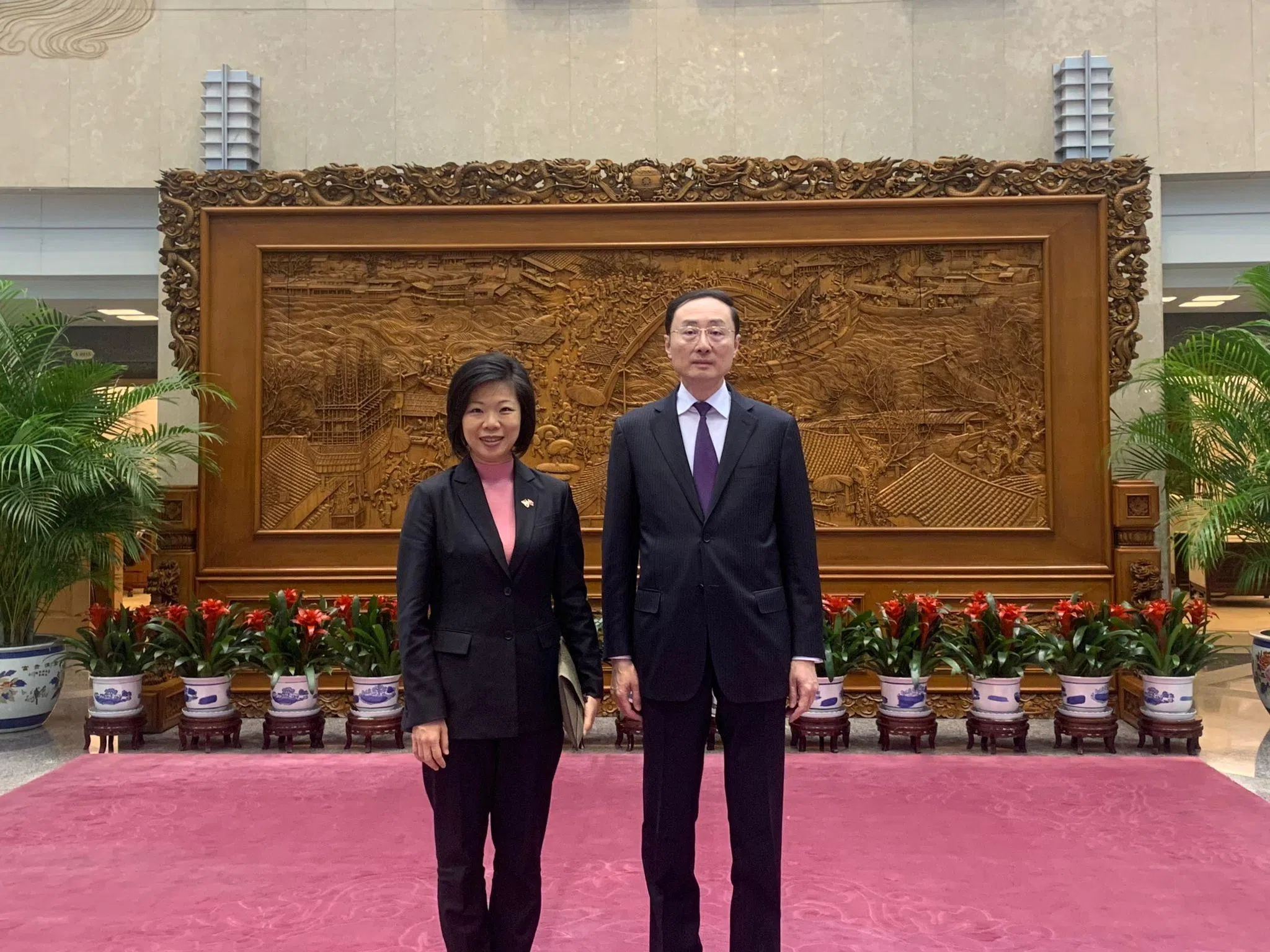 外交部兼国家发展部高级政务部长沈颖（左），在北京也会见了中国外交部副部长孙卫东。（新加坡外交部提供）