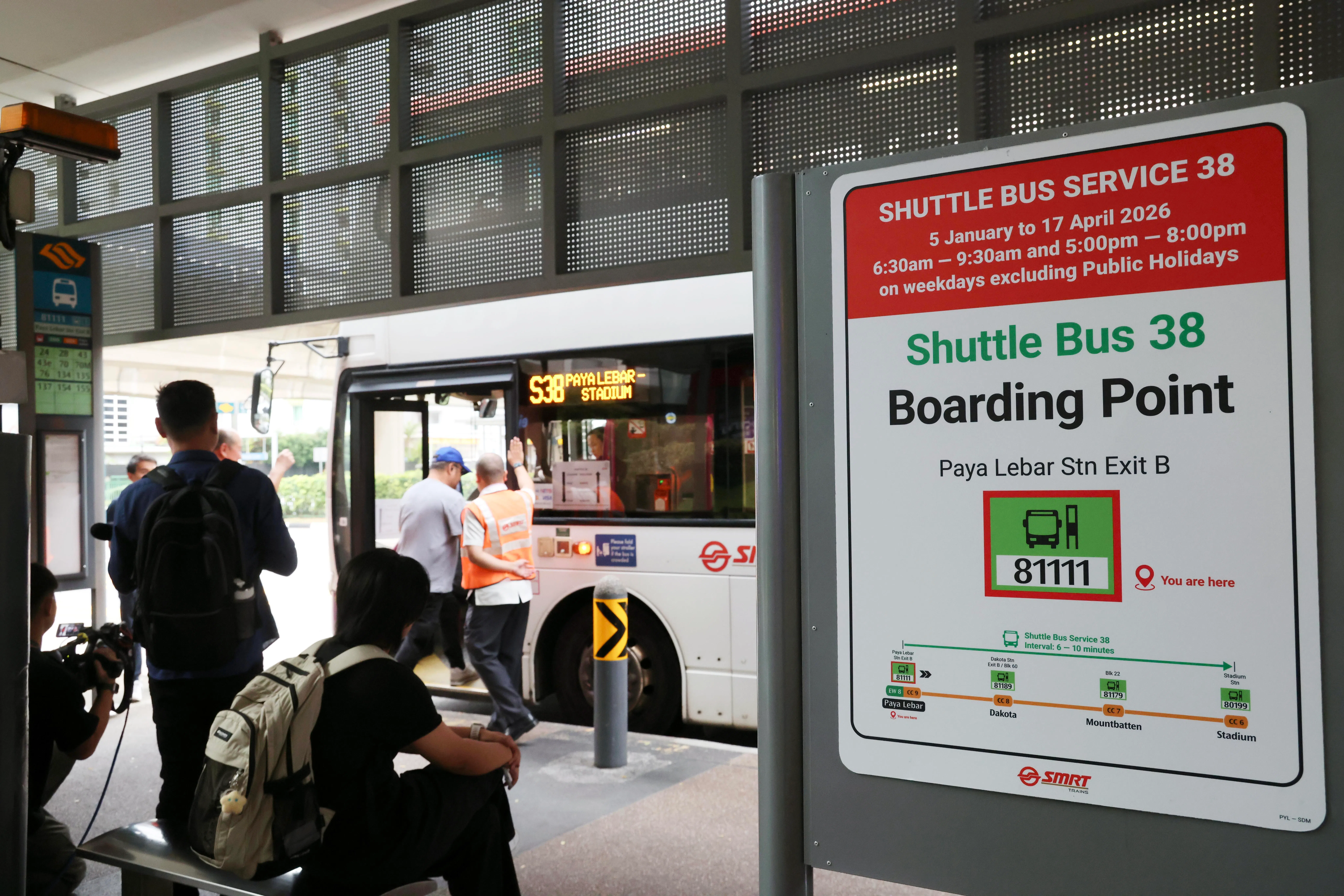巴耶利峇地铁站外的巴士站竖起不同告示牌，提醒公众38号接驳巴士路线。（郑一鸣摄）