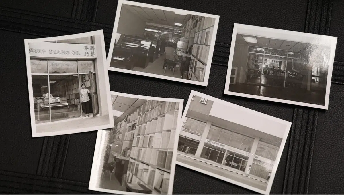 1970年代联艺琴行的老照片，贺盛峰已故的母亲站在店前，勾起他的回忆。（严宣融摄影）