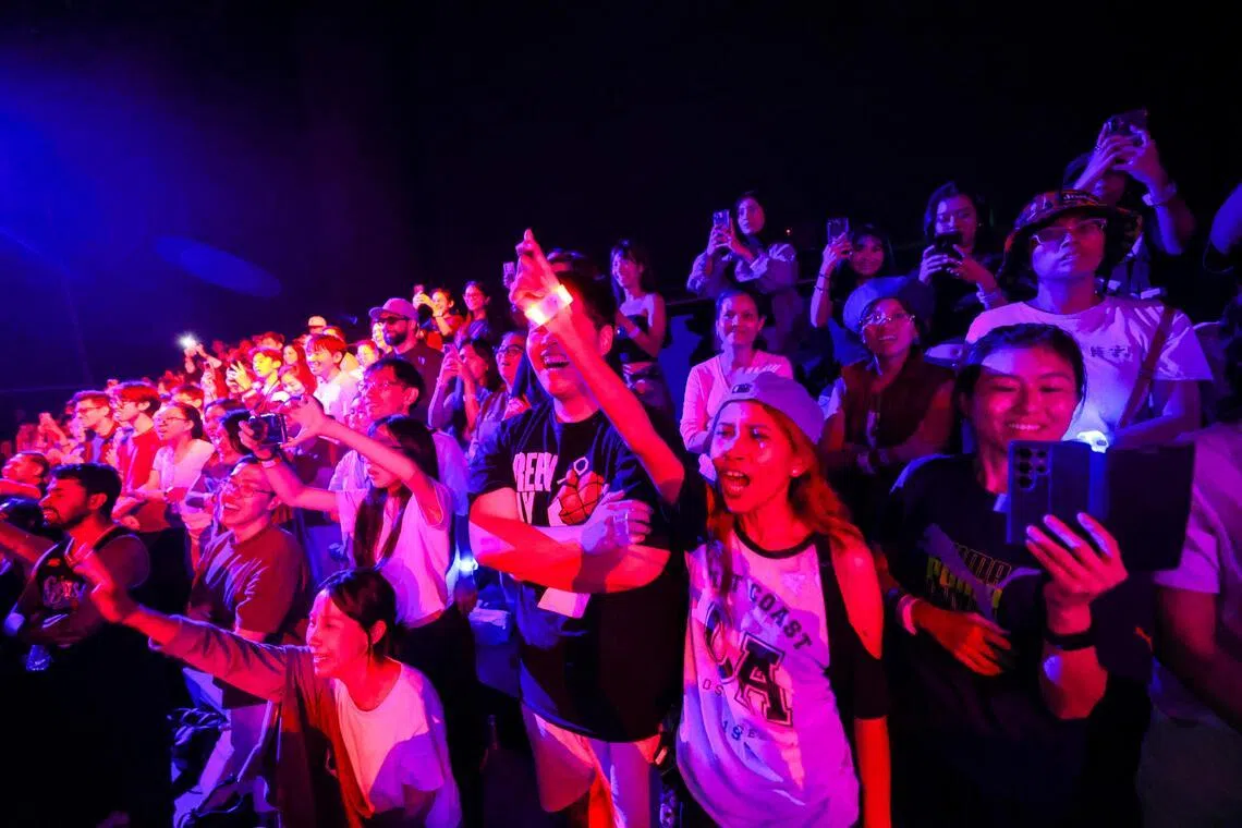 区域总决赛共吸引了超过1000名街舞爱好者观赛，现场充满活力和热闹氛围。 （林明顺摄）