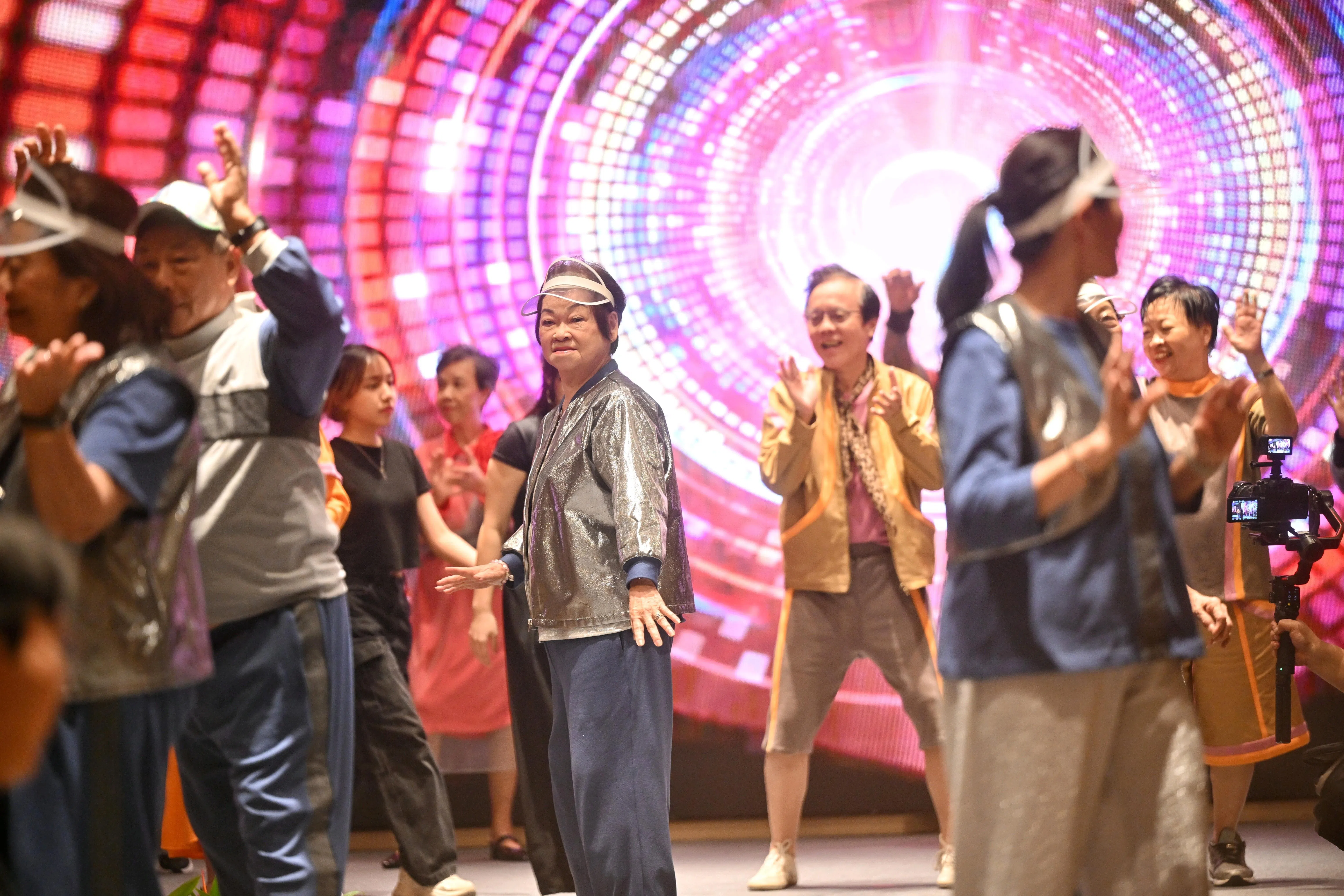 晚宴上，狮子乐龄之友协会（Lions Befrienders）的长者，和来自南洋艺术学院、新加坡艺术大学的学生设计师，与新社科大携手带来一场别开生面的跨代服装秀。（海峡时报）