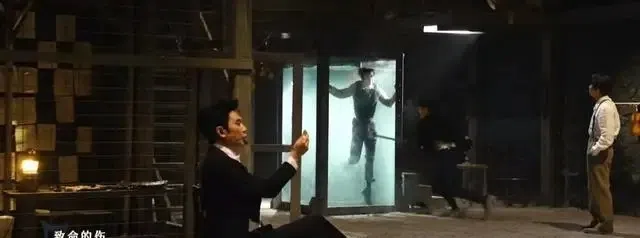 高卿尘（中）演唱《笼》时，在水笼中的一幕，予人印象深刻。（互联网）