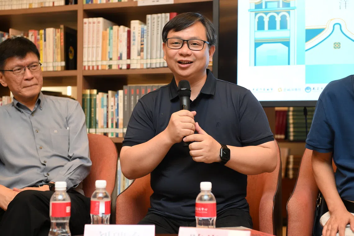 陈崇正（右）是新南方文学的书写者，也参与这一理论的平台搭建。（中国文化中心提供）