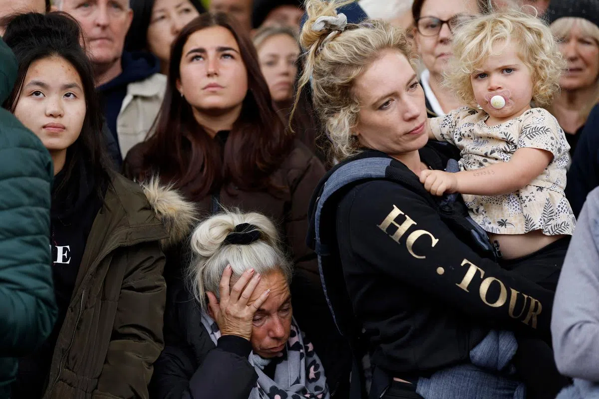 英国民众耐心等候女王移灵车队经过。（路透社） 