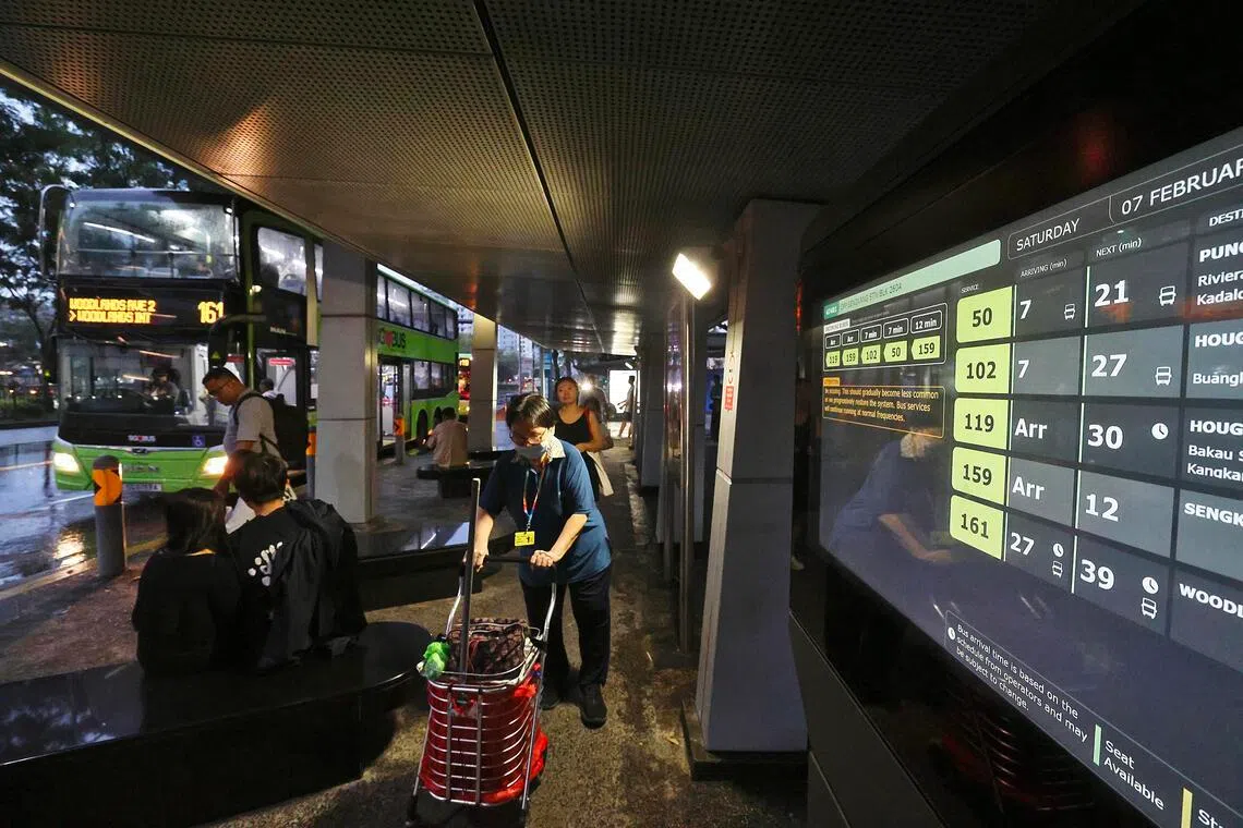 星期六傍晚，盛港的一个巴士站的到站时间系统显示，下一班161号巴士预计27分钟后抵达，但现场可见一辆161号巴士驶入车站。（郑一鸣摄）