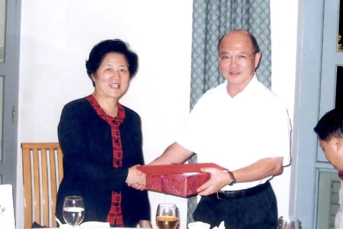 Then Permanent Secretary for Foreign Affairs Tan hosts a dinner for China’s then ambassador to Singapore Chen Baoliu on 12 August 2003.（Courtesy of interviewee）