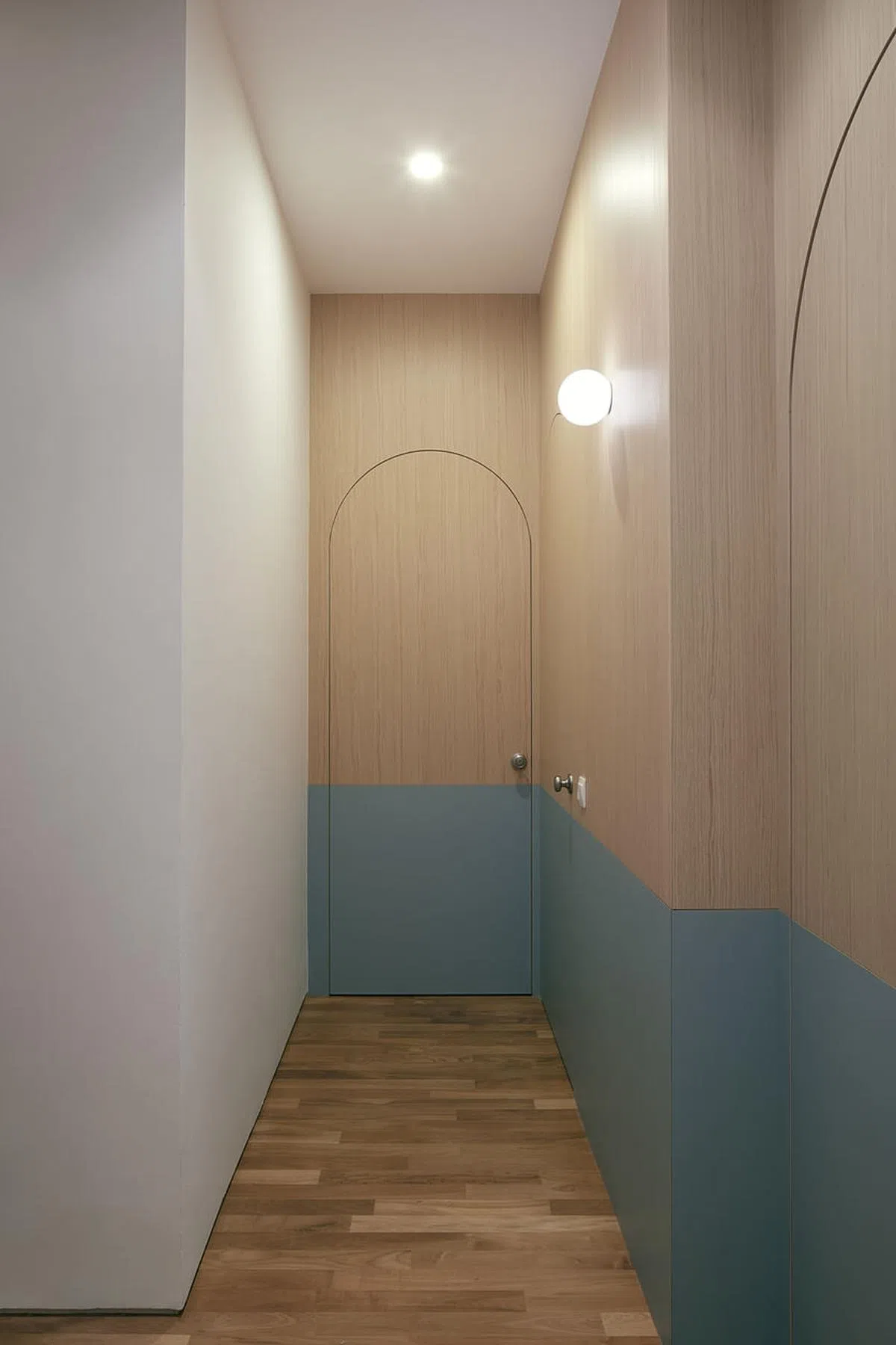 将一半木墙漆上灰蓝色，有助于打破全木和线条的压迫感。