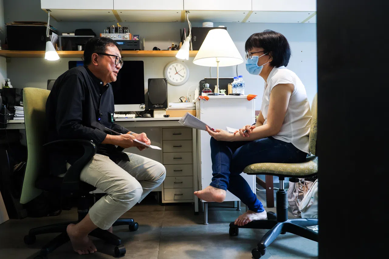 2022年6月30日李智松在家中与许翔宇进行录音访谈。（白艳琳摄）