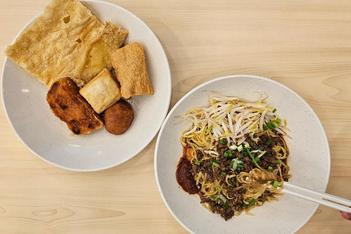 手工酿豆腐（左），选择丰富，用料足；客家面，形似波浪，口感弹牙。（黄亿敏摄）