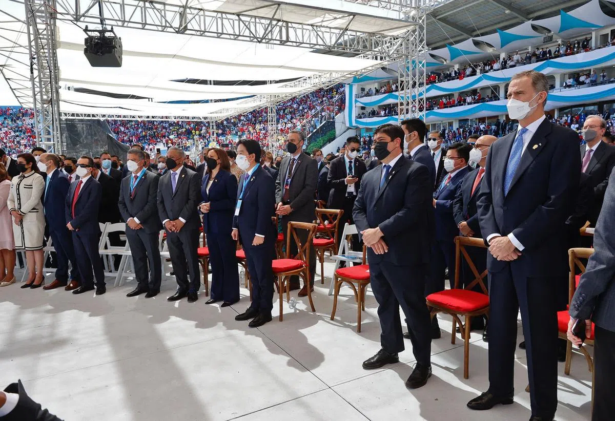 台湾副总统赖清德（前排右三）在洪都拉斯时间27日（新加坡时间28日）出席洪国新总统就职典礼，美国副总统哈里斯站在赖清德的右边。（法新社）