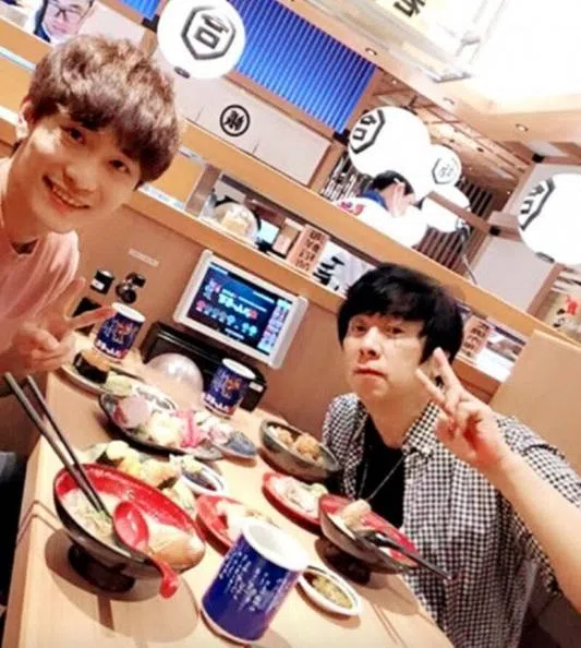 曹西平和干儿子Jeremy（左）关系亲如家人。（互联网）