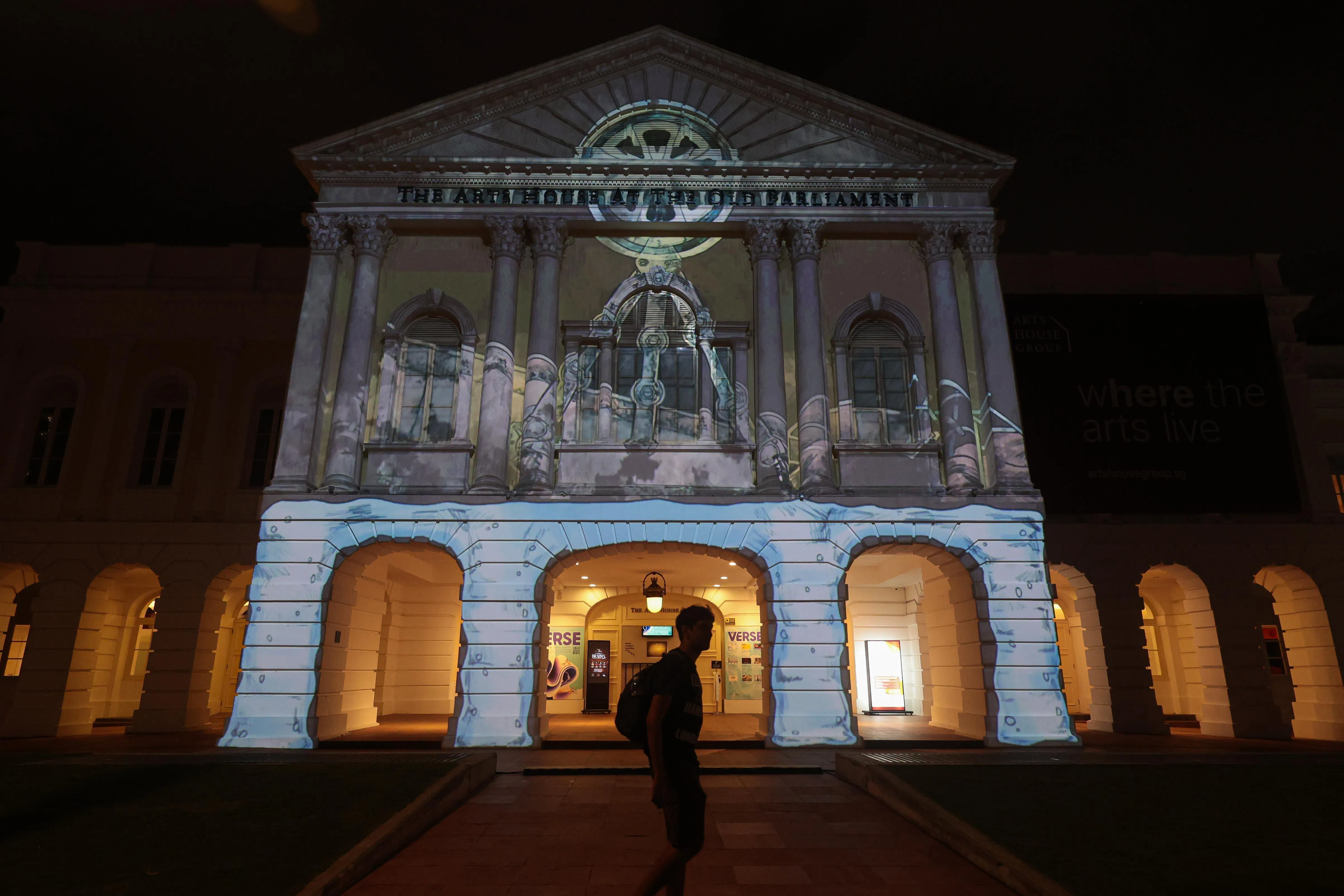 本星期五至1月31日期间，公众可在国家美术馆、政府大厦前大草场、亚洲文明博物馆、艺术之家、福南商场、维多利亚剧院和音乐厅等场地，观看“昼夜璀璨艺术节”的灯光秀、欣赏装置艺术，参与艺术活动。（李冠卫摄）