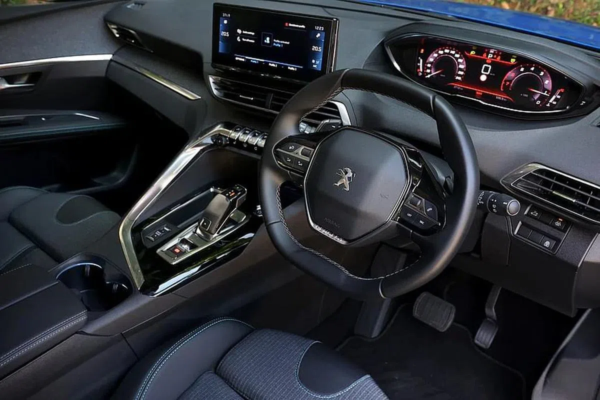 车子使用小盘径方向盘，上下扁平形状特别。（龙国雄摄）