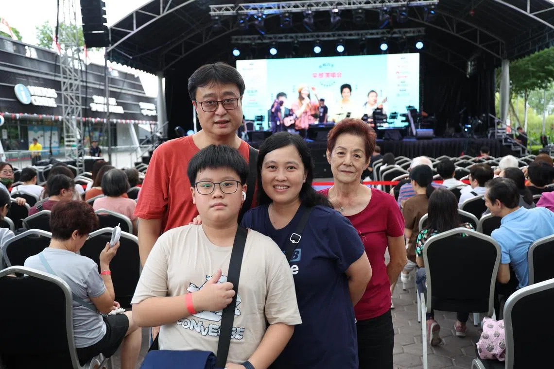 “我们一家三代来演唱会聆听经典好歌，也希望13岁的儿子能够接触更多的华语经典歌曲，早报举办这项活动非常有意义，能把这些歌曲介绍给年轻一代。我儿子平日里听比较多英语歌曲，现在终于可以带他到现场感受华语经典歌曲的魅力。”——郭议娟（50岁，会计师）（关俊威摄）